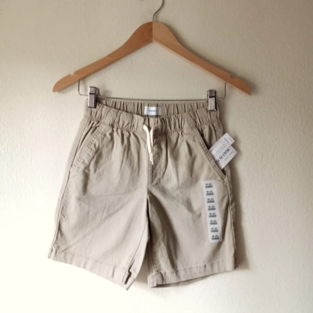 Old Navy Straight Built-in Flex Khaki Shorts .   Size M (8)
